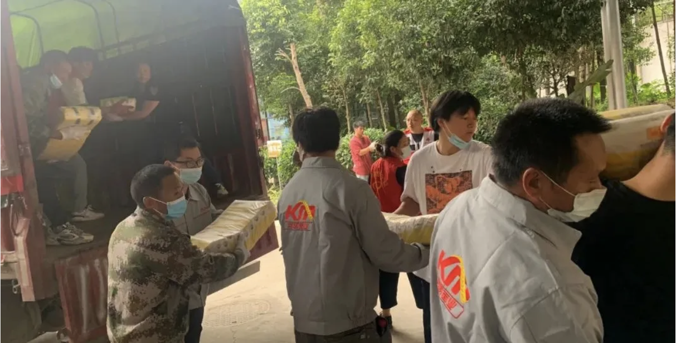 風(fēng)雨兼程，陳克明愛(ài)心物資順利抵達(dá)瀘定、雅安